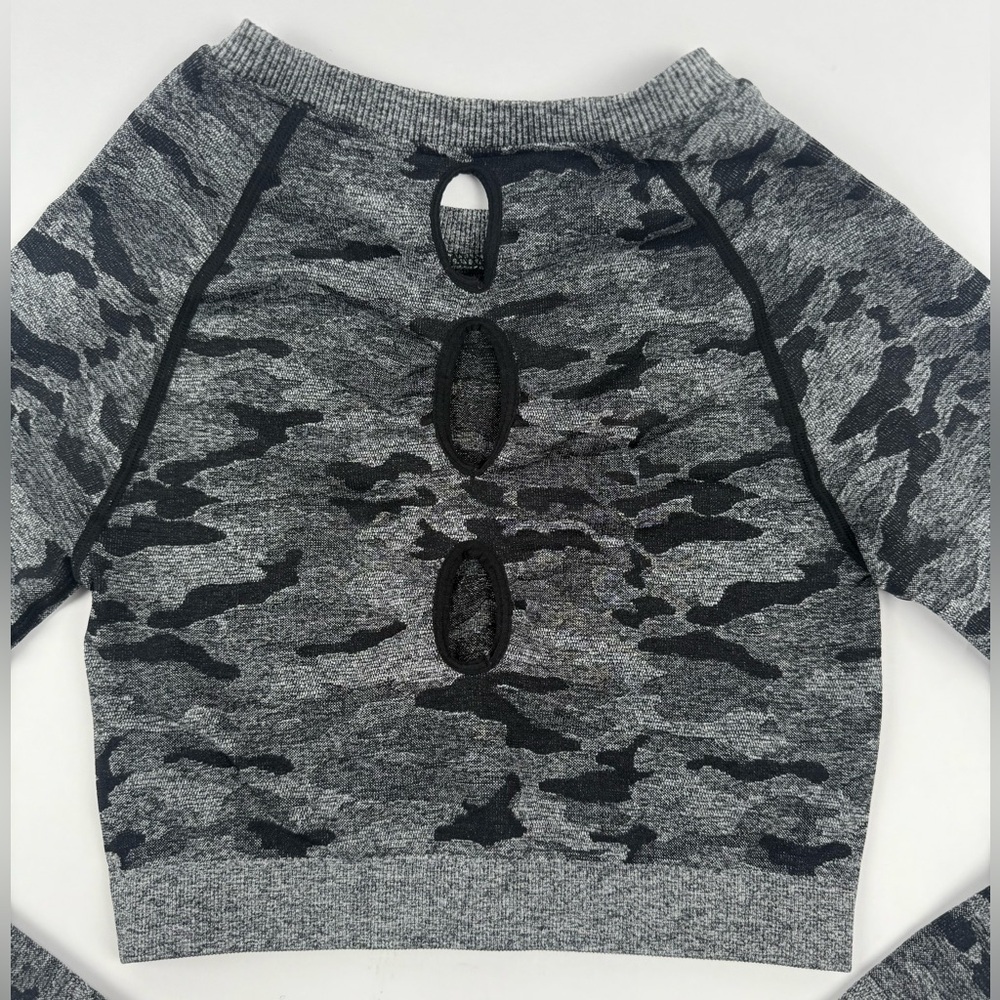 Women’s Seamless Camo Long Sleeve Crop Top Open Back Thumbholes Size S - Picture 4 of 6